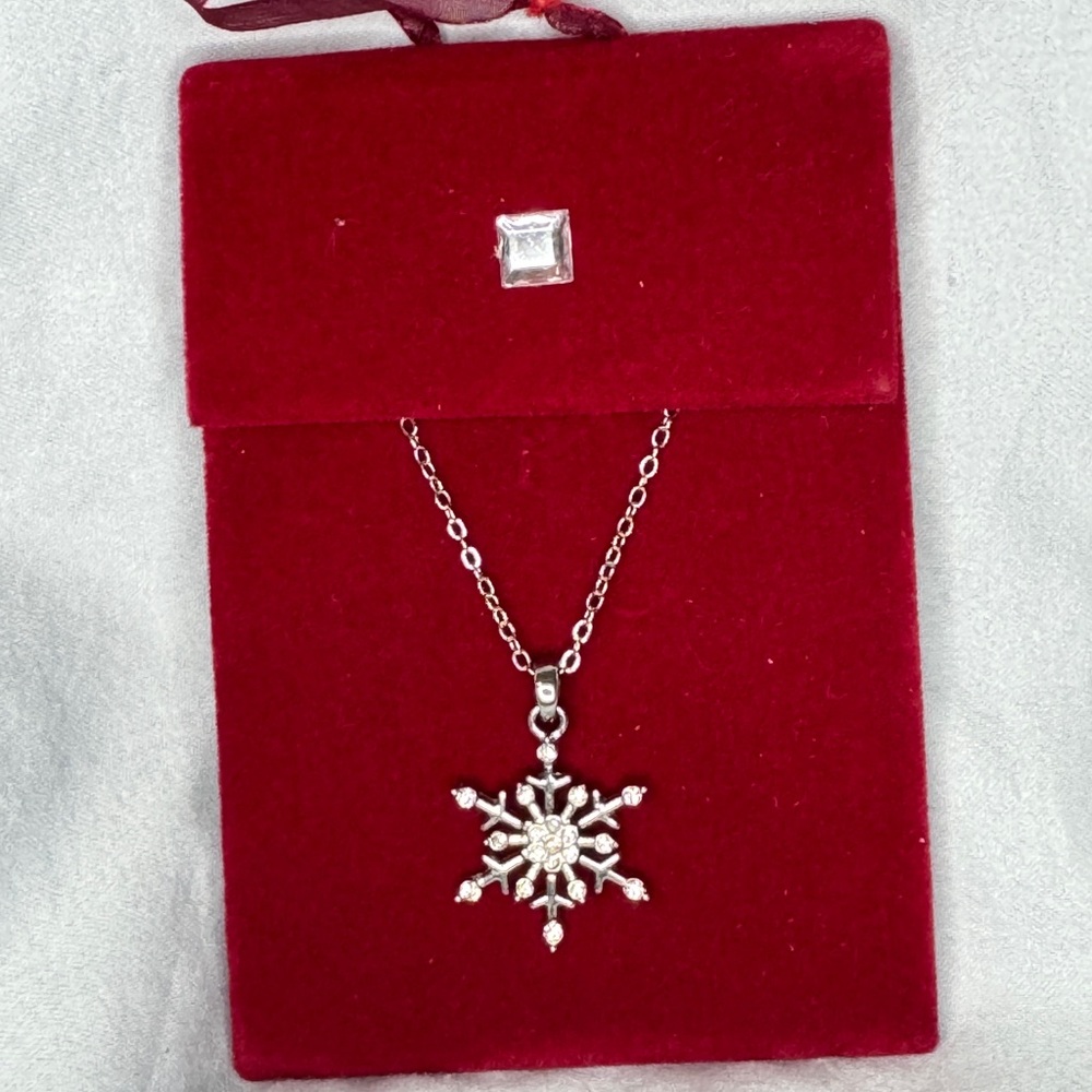 Snowflake Crystal Pendant Necklace Silver Tone Winter Holiday Jewelry NIB - Picture 2 of 4
